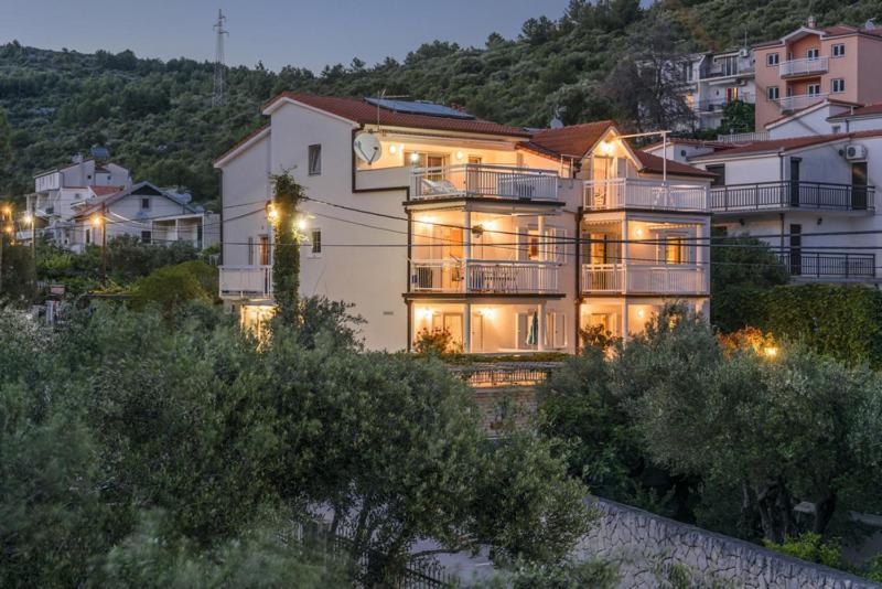 Apartments Luka - Trogir, Marina 150M From The Beach Exterior photo